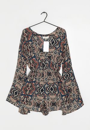 Lange mouw romper met elastische taille in marineblauw, rood, beige paisley- en geometrisch patroon, hangend aan een zwarte hanger tegen een witte achtergrond.