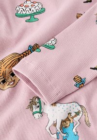 Rosa ribbestrikket stoff med lekne illustrasjoner av kaker, iskrem og en hest med et barn, som viser livlige farger og et lekent design.