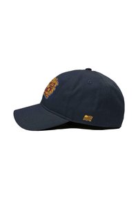 Marineblauwe baseballpet met geel geborduurd logo aan de voorkant, gebogen klep, stevige stof textuur en een klein geel accent aan de zijkant.