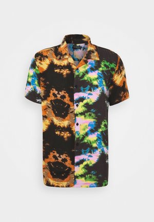 Chemise à manches courtes avec boutons, présentant un motif tie-dye fragmenté aux couleurs noir, orange, vert, bleu, rose et jaune.