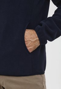 FQ1924 FQBRODER - Flīsa džemperis - navy blazer