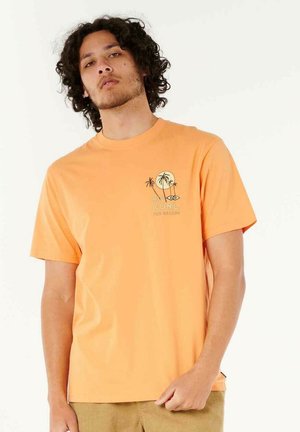 Orange Baumwoll-T-Shirt mit kurzen Ärmeln, versehen mit einem schwarzen Grafikelement von Palmen und Text auf der linken Brustseite.