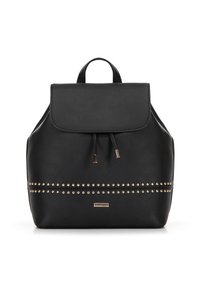 Sac à dos en simili cuir noir avec un rabat repliable, fermeture à cordon et clous décoratifs dorés le long du bas. Poignée supérieure robuste.