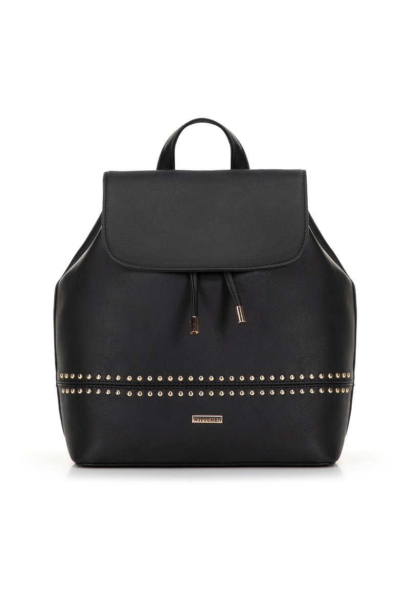 Sac à dos en simili cuir noir avec un rabat repliable, fermeture à cordon et clous décoratifs dorés le long du bas. Poignée supérieure robuste.