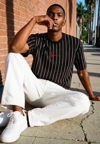 Karl Kani SMALL SIGNATURE PINSTRIPE - Nyomott mintás póló - black/white