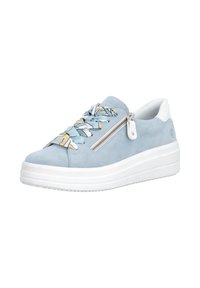 Baskets en daim bleu clair avec semelle blanche épaisse, larges lacets à motif, accent blanc au talon et une fermeture éclair argentée sur le côté.