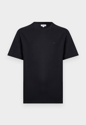 Μαύρο κοντομάνικο μπλουζάκι με στρογγυλή λαιμόκοψη και μικρό τόνο-τονικό λογότυπο κροκοδείλου στο αριστερό στήθος.