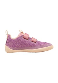 Scarpe in tessuto viola con cinturini in Velcro rosa, superficie testurizzata e suola in gomma chiara. Design slip-on con linguetta per facilitare l'indossamento.