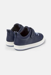 Scarpe in pelle blu navy con una finitura liscia, cinturino in velcro e lacci azzurri. Suola in gomma bianca con dettagli di cucitura.