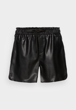 Pantalones cortos de cuero sintético negro con cintura elástica y cordón, presentan un ajuste relajado y dobladillo ligeramente curvado.