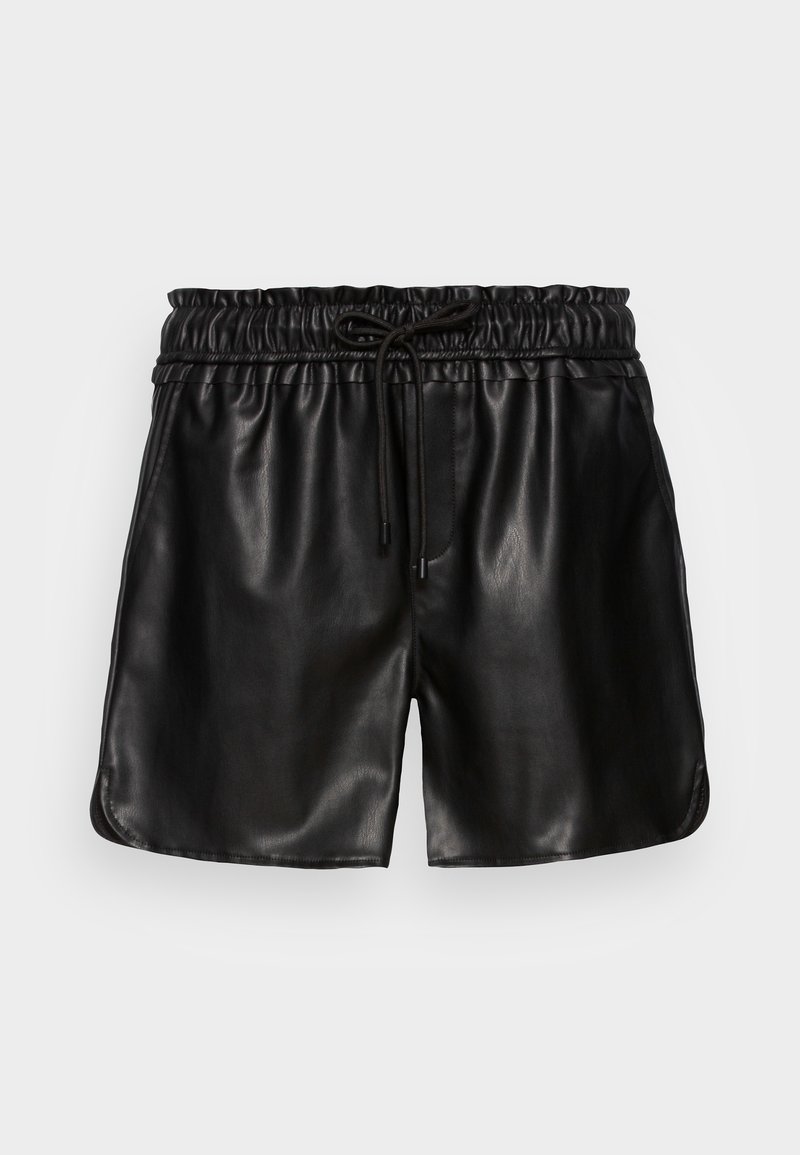 Shorts en cuir synthétique noir avec taille élastique et cordon de serrage, présentant une coupe décontractée et un ourlet légèrement arrondi.