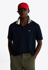 Tommy Jeans - REGULAR FIT TIPPED COLLAR - Polo - dark night navy Immagine in miniatura 1