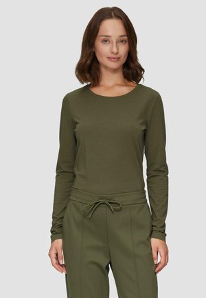 Olivegrünes Longsleeve-Oberteil mit Rundhalsausschnitt aus einem weichen Stoff. Kombiniert mit passenden olivegrünen Hosen mit einem Kordelzugbund.