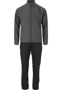 Tvådelad utomhusklädsel som inkluderar en lätt grå jacka med ståkrage och svarta byxor med elastisk midja, tillverkade av vattenavvisande tyg.