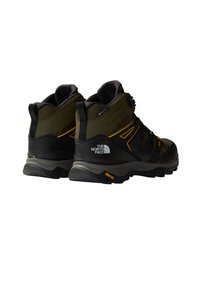 Buty trekkingowe w ciemnozielonym i czarnym kolorze z materiału syntetycznego, teksturowanym wierzchem i żółtymi akcentami. Podeszwa Vibram zapewniająca przyczepność i trwałość.