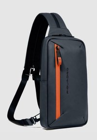 Borsa a tracolla monomateriale nera con una cerniera arancione a contrasto. Presenta un design elegante, una tracolla regolabile e un dettaglio logo frontale.