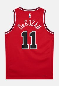 Giacchetto da basket rosso con accenti neri. Presenta "DeRozan" e il numero "11" in bianco. Realizzato in tessuto traspirante, include il logo NBA.