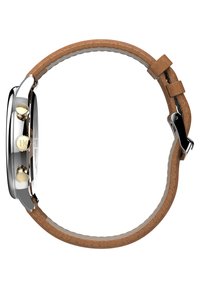 Orologio in acciaio inox argentato con cinturino in pelle marrone, cassa rotonda, due pulsanti dorati e fibbia in metallo lucido.