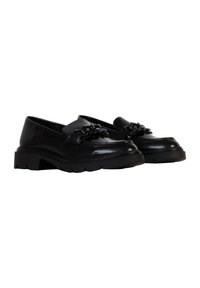Sorte læderloafers med chunky gummisåler. Har dekorativ kædedetalje foran og en glat, blank overflade. Klassisk design.