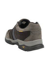 Scarpa in suede e tessuto grigia con una robusta suola in gomma nera. Presenta un accento giallo e un colletto imbottito per il comfort.