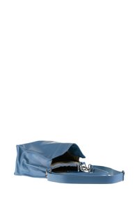 Borsa a tracolla in pelle blu con una superficie morbida e strutturata, chiusura con zipper e tracolla staccabile, dotata di un ampio interno.