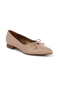 Ballerina piatta in morbida pelle beige, con punta affusolata, piccolo tacco in legno e un dettaglio a fiocco con accessori dorati.