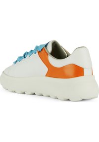 Baskets blanches avec un panneau latéral en cuir orange et des lacets bleu clair. Présentent une semelle blanche épaisse et texturée pour le confort.
