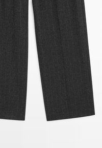 Graue gestreifte Hosen mit geradem Schnitt. Hergestellt aus einem strukturierten Stoff, der dezente vertikale Linien aufweist. Flacher Vorderteil ohne sichtbare Verzierungen.