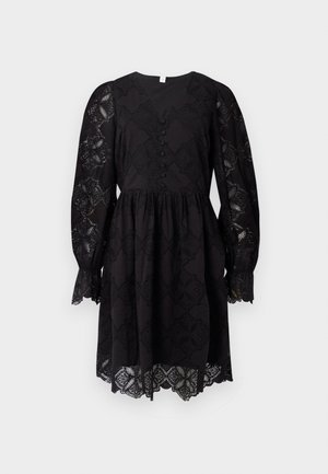 Schwarzes knielanges Kleid mit Spitzenverzierungen, langen puffärmeln, mit Stoff bezogenen Knöpfen auf der Vorderseite und gewelltem Spitzenabschluss an Saum und Ärmeln.
