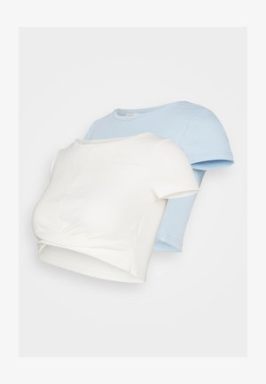 Dve kratke majice, ena bela in ena svetlo modra. Bela je rebrasta z vozlom spredaj; modra pa ima gladko teksturo in zaobljen izrez.