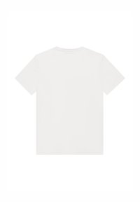 Camiseta blanca de manga corta con un diseño clásico de cuello redondo. Tela de algodón suave con una textura lisa y sin patrones ni acentos visibles.