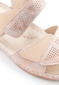 Damart OUVERTURE TOTALE PIEDICAL - Sandalias de cuña - gold