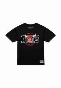 Camiseta de algod�ón negra con el logo de "Chicago Bulls" en rojo y blanco, junto con un gráfico de toro. Incluye el texto "Windy City" y una etiqueta de marca.