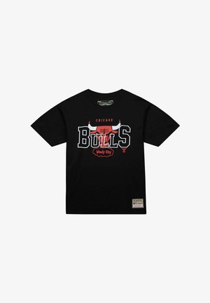 Camiseta de algodón negra con el logo de "Chicago Bulls" en rojo y blanco, junto con un gráfico de toro. Incluye el texto "Windy City" y una etiqueta de marca.