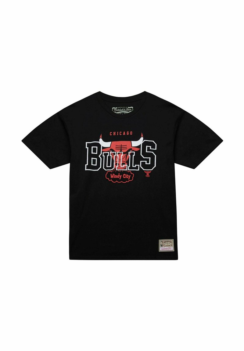 Camiseta de algodón negra con el logo de "Chicago Bulls" en rojo y blanco, junto con un gráfico de toro. Incluye el texto "Windy City" y una etiqueta de marca.