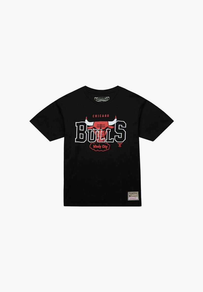 Camiseta de algodón negra con el logo de "Chicago Bulls" en rojo y blanco, junto con un gráfico de toro. Incluye el texto "Windy City" y una etiqueta de marca.
