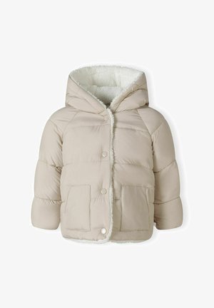 Beige Daunenjacke mit einem flauschigen weißen Kapuzenfutter, Druckknopfverschluss, zwei Fronttaschen und gestepptem Textur.