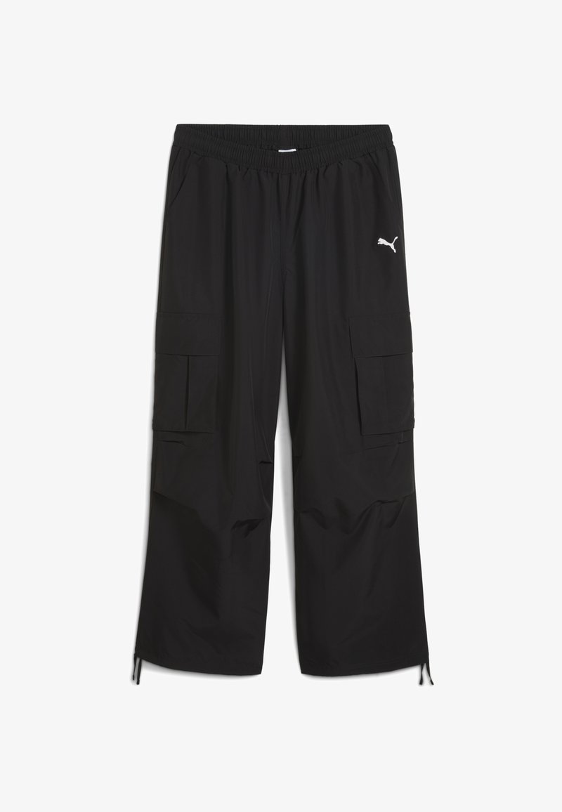 Czarne spodnie cargo z elastycznym pasem, dwoma bocznymi kieszeniami oraz białym logo PUMA na górnej lewej nodze. Regulowane mankiety przy końcu nogawek.