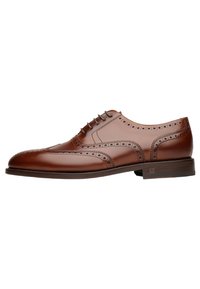 Scarpa da uomo in pelle marrone con dettagli brogue, chiusura con lacci e punta rotonda. Texture liscia e cuciture in contrasto.