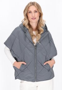 Vesta din puffer gri cu capse, cu glugă, fermoar frontal și buzunare laterale. Are o croială lejeră și un material texturat cu modele în diamant.