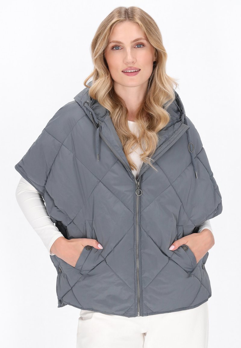 Quiltad grå puffer väst med huva, dragkedja framtill och sidofickor. Har en avslappnad passform och texturerad tyg med diamantsmönster.