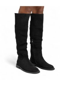 Stivali over-the-knee in suede nero con suola piatta, dotati di zip laterale, texture liscia e silhouette elegante.