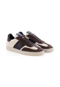 Bruine suède sneakers met witte textuuraccenten, een gladde zwarte streep en een rubberen zool. Veters en een gevoerde tong maken het ontwerp compleet.