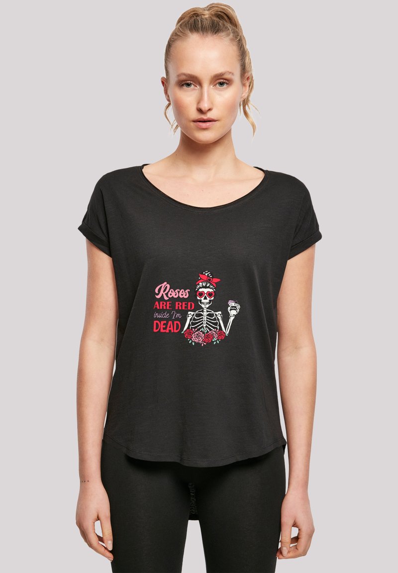 Schwarzes Kurzarm-T-Shirt mit einer Grafik eines Skeletts, umgeben von mit Rot akzentuierten Rosen und Text. Weicher Stoff, lockere Passform und abgerundeter Saum.