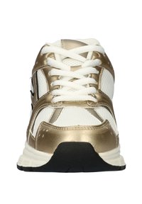 Witte sneaker met gouden metallic accenten, voorzien van een mesh bovenwerk, ronde neus, vetersluiting en een zwarte rubberen zool.
