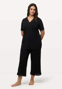 Ulla Popken LOCHSTICKEREI V-AUSSCHNITT HALBARM SET - Pyjama - black