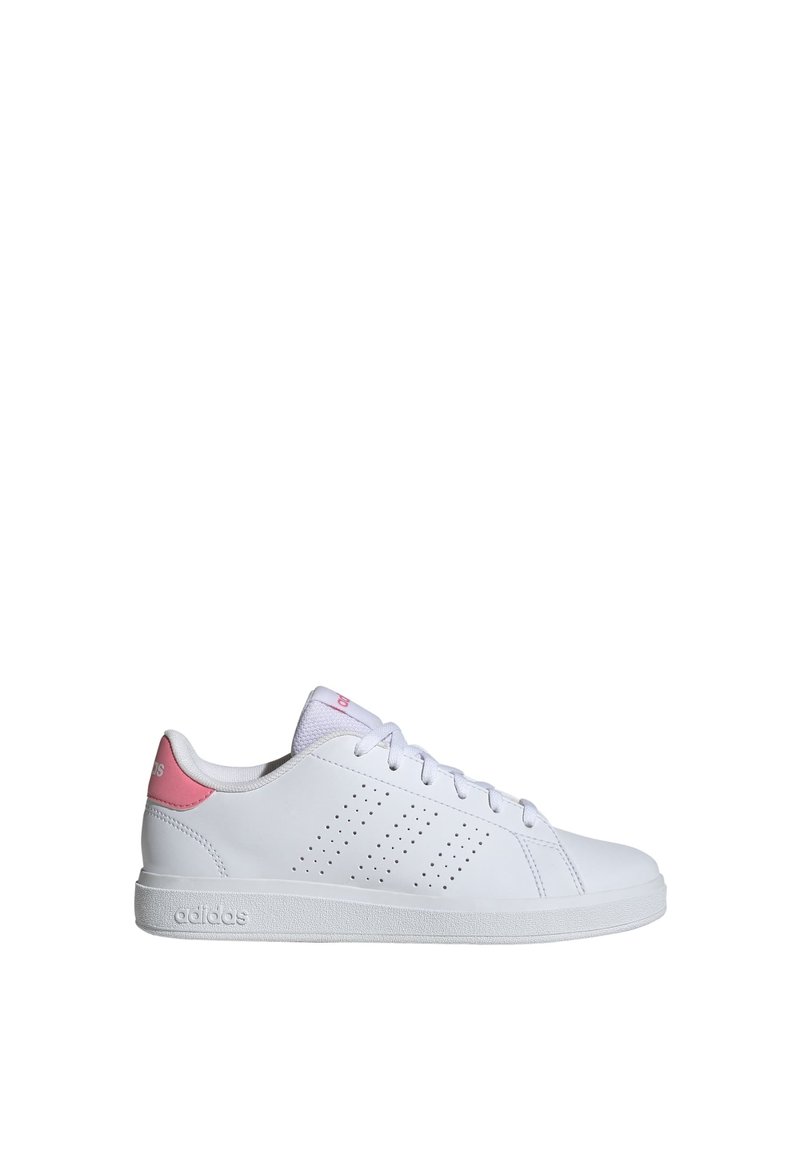 Zapatillas blancas con acentos rosas, material sintético suave, diseño lateral perforado, suela de goma plana y sistema de cordones.