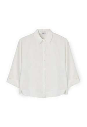 Camicia bianca con bottoni, maniche tre quarti, colletto classico e orlo curvo, mostrata su uno sfondo bianco semplice.