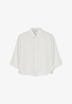 Biała koszula na guziki z rękawami do łokci, klasycznym kołnierzem i zaokrąglonym dołem, przedstawiona na jednolitym białym tle.