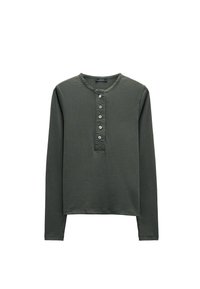 Ciemnozielona koszula z długim rękawem, zapinana na guziki, o żebrowanej teksturze, okrągłym dekolcie i pięciu guzikach z przodu.